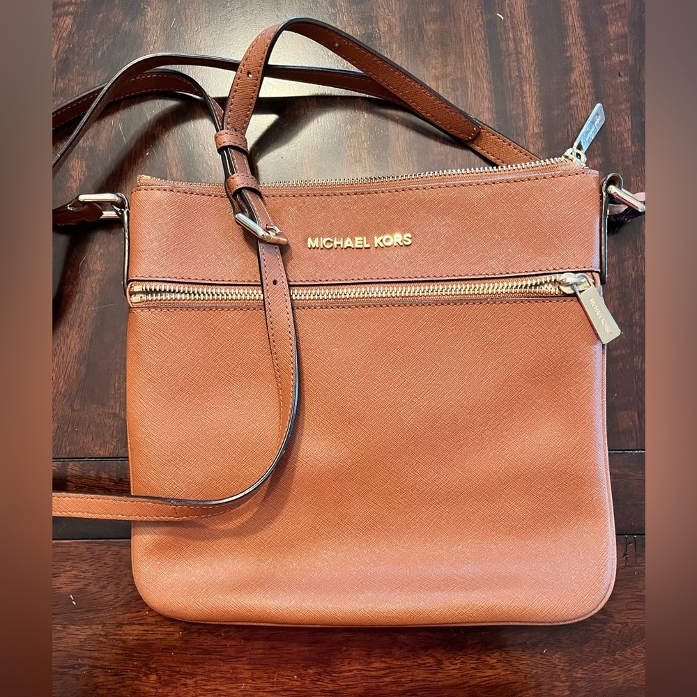Michael kors authentic crossbody